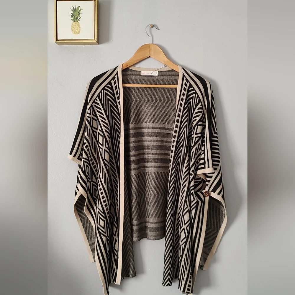 Cape Women Love Tree  Style Casual Geometric Black And Beige  Size Small -Medium